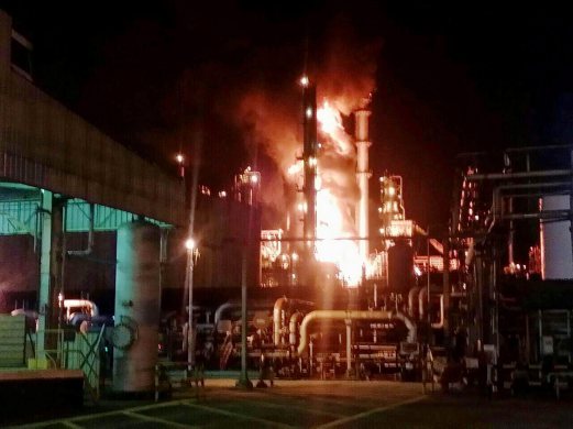 Oil refinery ablaze in Port Dickson | New Straits Times ...