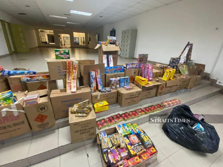 The fireworks seized by police during its Ops Kontraban in Pekan Parit Taani. -NSTP/Courtesy of police.