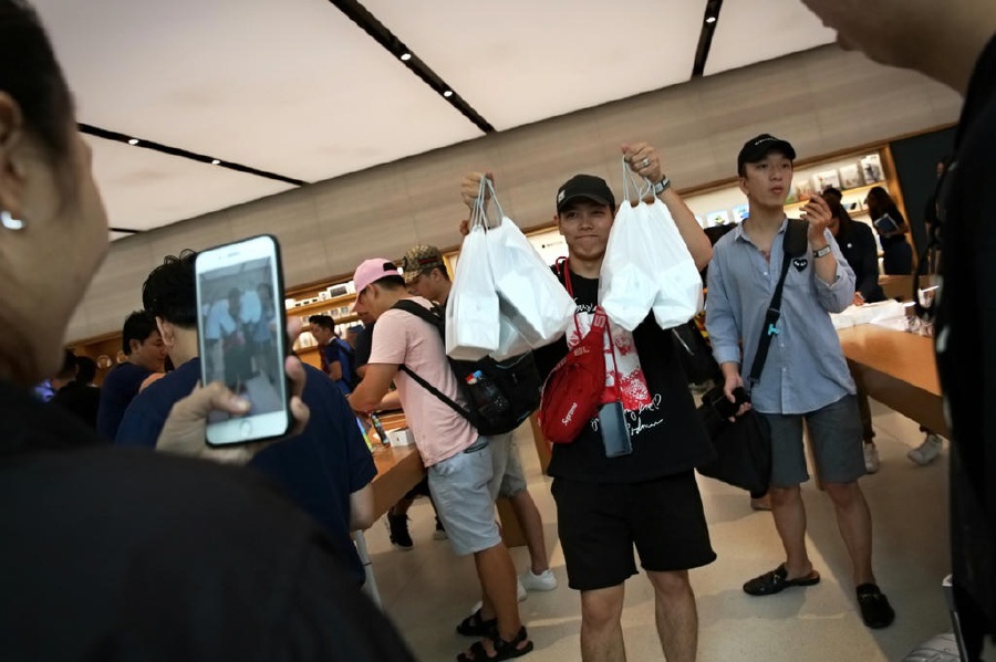 Hundreds Queue Outside Singapore Apple Store For Iphone Xs Xs Max