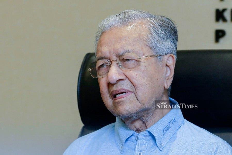 Tun Dr Mahathir Mohamad at a press conference at Perdana Leadership Foundation in Putrajaya. -- NSTP/AIZUDDIN SAAD