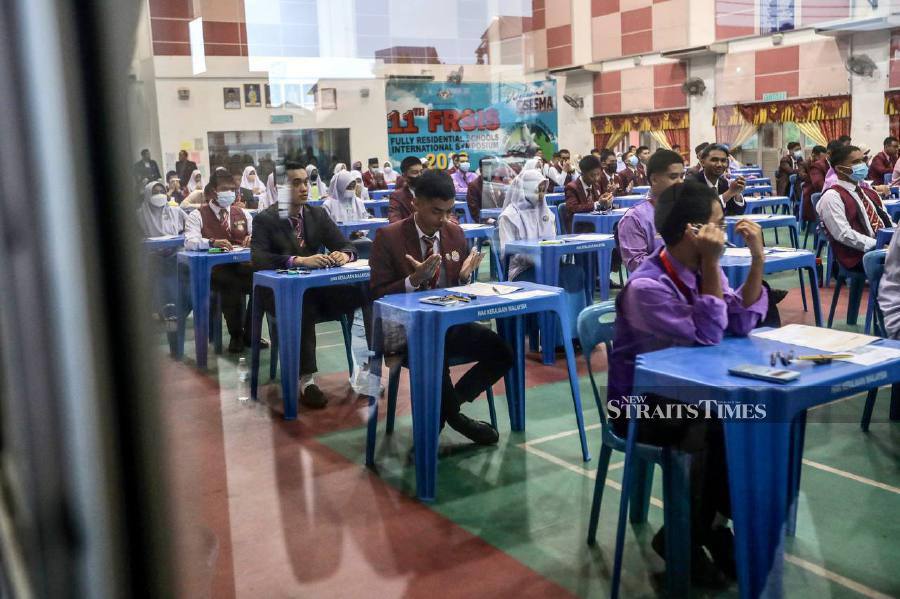 SMK Sains Sultan Mahmud students sit for the first day of the SPM exams in Kuala Nerus, today. NSTP/GHAZALI KORI 