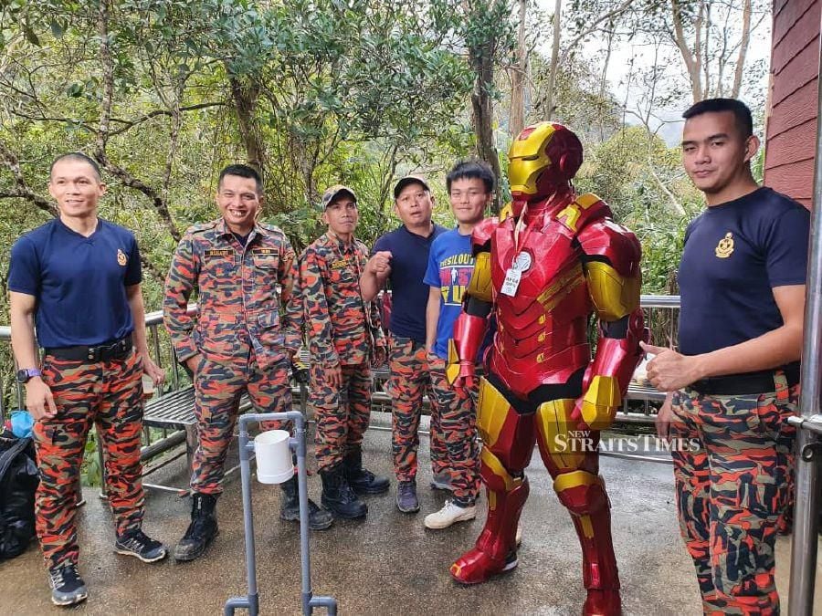 Mountain Search and Rescue personnel taking picture with Iron Man Yohan Charles Jayasuria at one of the stations at Mount Kinabalu.  - NSTP/ courtesy of Dr Randolf Paza