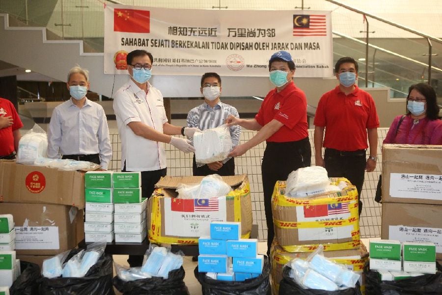 Sabah Health and People's Wellbeing Minister Datuk Frankie Poon (third left) receiving donation from Ma-Zhong Friendship Association Sabah president Dr Oh Ei Sun (third right). Also present is Sabah Health director Datuk Dr Christina Rundi (right). - Pic courtesy of Sabah Health department/Sabah Health and People's Wellbeing Ministry.