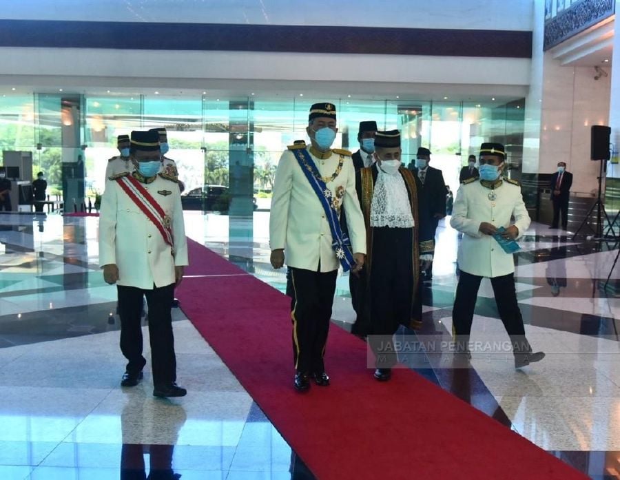 Yang diPertua Negeri Sabah Tun Juhar Mahiruddin (centre) arrived at Sabah Assembly building to open the 15th state assembly sitting. Also present is Sabah Chief Minister Datuk Seri Mohd Shafie Apdal (left). - Pic courtesy of Information department. 