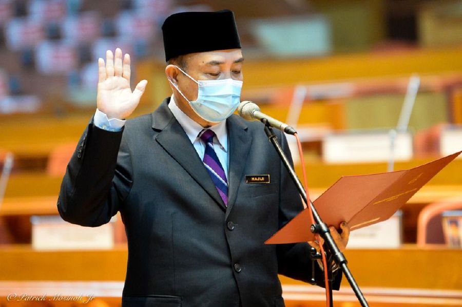  Sabah Chief Minister Datuk Seri Hajiji Noor sworn in as Sulaman assemblyman before state assembly speaker this morning. - Picture courtesy of Sabah Chief Minister’s office