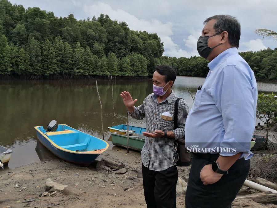 Sabah Assistant Tourism, Culture and Environment minister Datuk Joniston Bangkuai (right) inspecting Kuyuh River that has potential to be developed as rural-based tourism.- NSTP/Olivia Miwil 