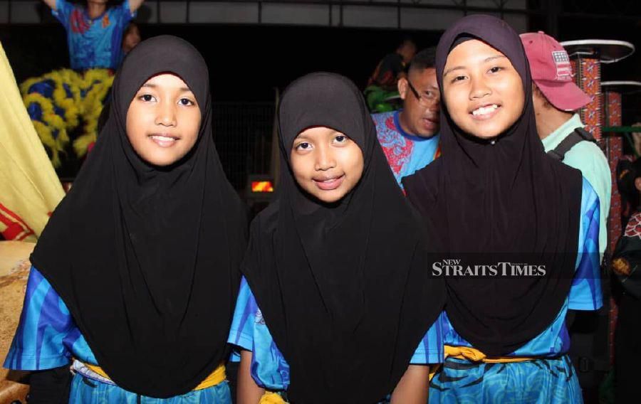 The trio, sisters Hana Tasmin Rosli, 13, and Hanis Batrisya Rosli, 11, as well as a friend Farhana Atiqah Mohd Farizan, 18. --NSTP/RECQUEAL RAIMI