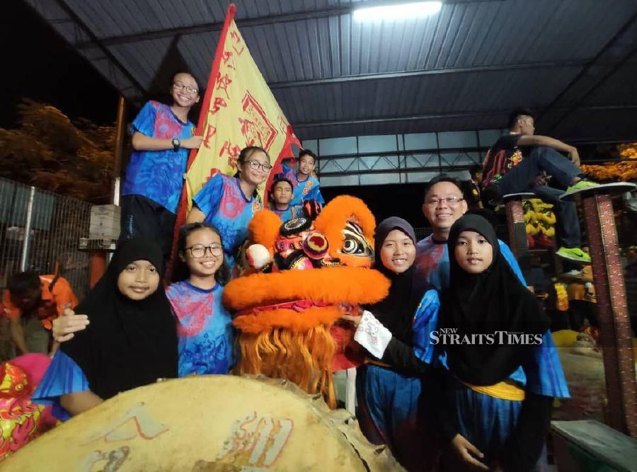 It is not an unusual scene in Sabah to see other races as part of a lion dance troupe performing for Chinese New Year’s celebration. -NSTP/RECQUEAL RAIMI