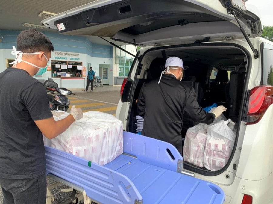 Islamic Preacher Ebit Lew Treats Medical Staff Fighting Covid 19 To Kfc