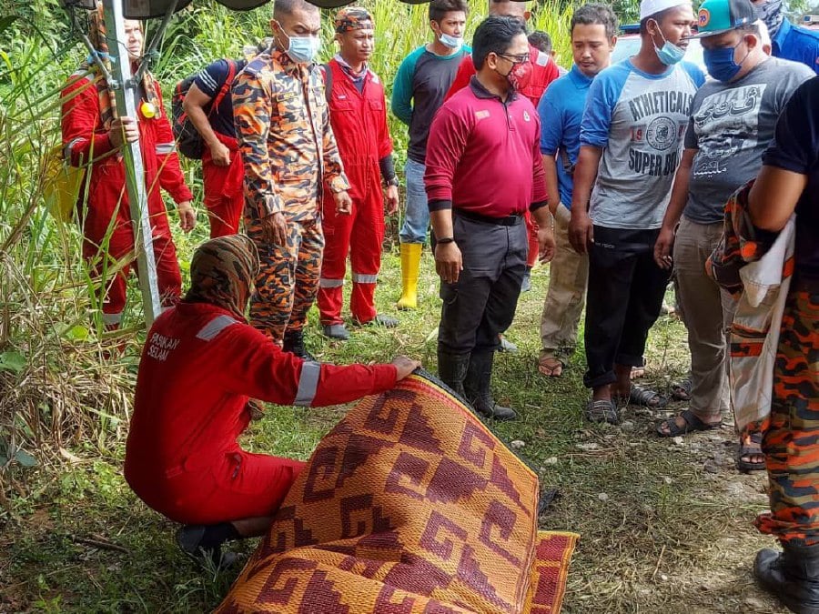 Kedah Fire and Rescue Department assistant director (rescue and operations), Mohamadul Ehsan Mohd Zain said the body of Omar Ismail, 22, was found about 9.20am today by the search and rescue (SAR) team. - Pic courtesy of Fire & Rescue Department