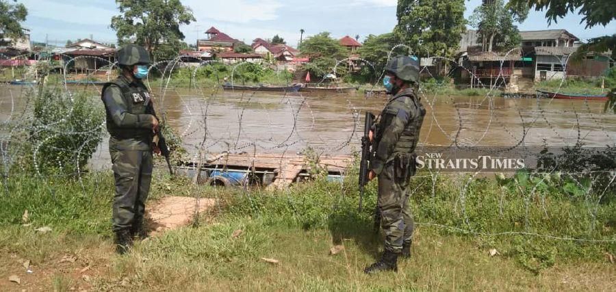General Operations Force (GOF) personnel on duty along the Kelantan-Thailand border. -NSTP/Sharifah Mahsinah Abdullah