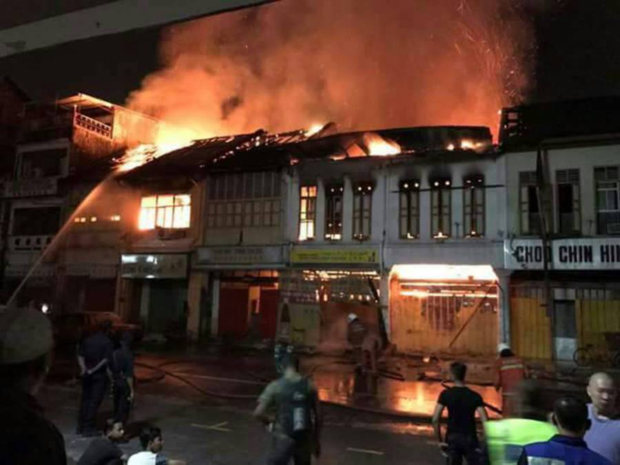 Five units of double-storey shophouses in Kota Baru, Kelantan caught fire earlier this morning. Pix by Zaman Huri Isa