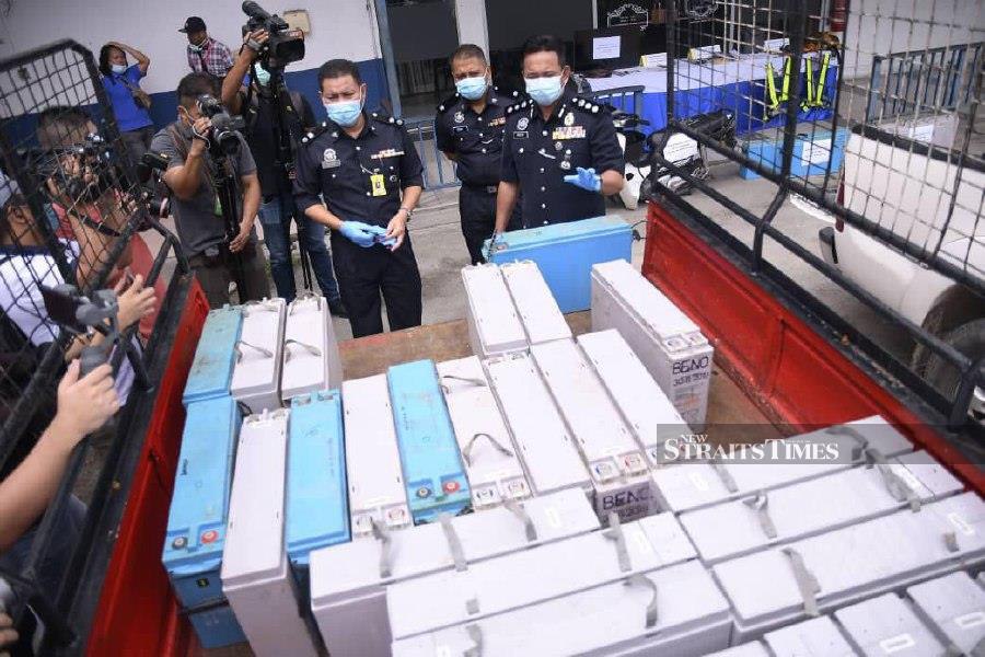 District police chief Assistant Commissioner Habibi Majinji (right) said the batteries, which weigh about 50 kilogrammes each were stolen during the movement control order (MCO). -NSTP/JUWAN RIDUAN