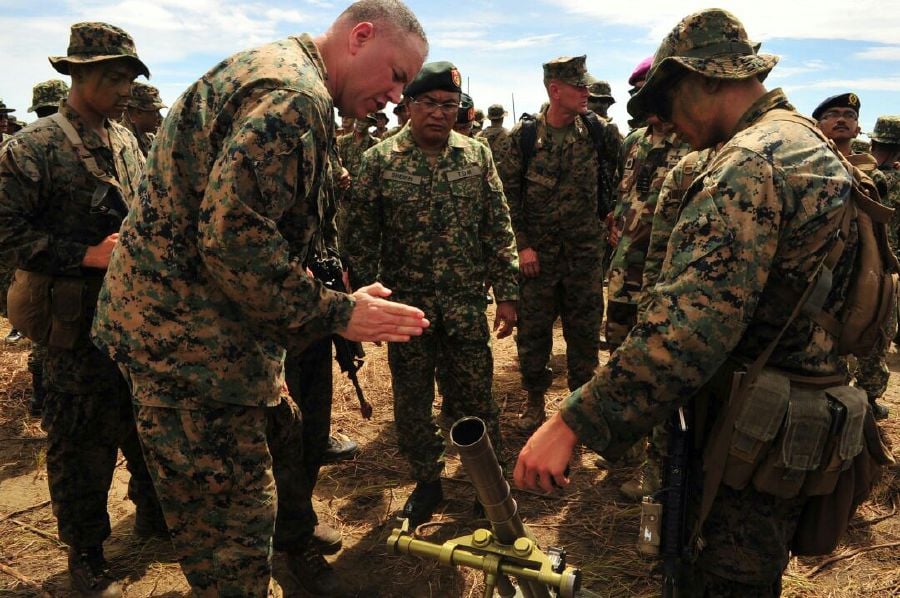 Malaysian and US soldiers "battle" militants in joint exercise  New