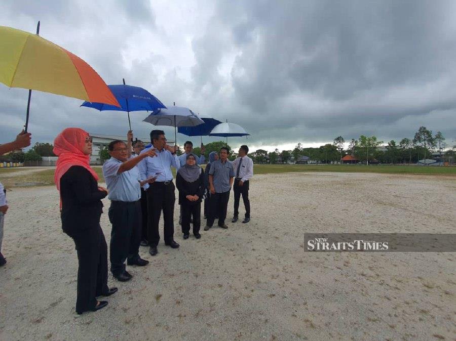 Deputy Minister in the Prime Minister’s Department Datuk Shabudin Yahaya (two from left) said the initiative was in line with the 12th Malaysia Plan where a new complex at Seberang Perai Utara here would be built by the year 2022. -NSTP/NUR IZZATI MOHAMAD