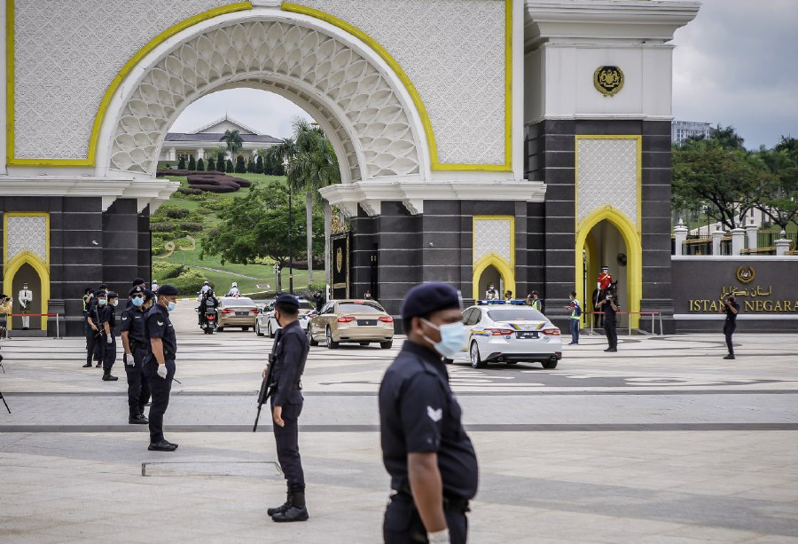 The Johor sultan entourage entered the Palace grounds at about 1.30pm. -- NSTP 
