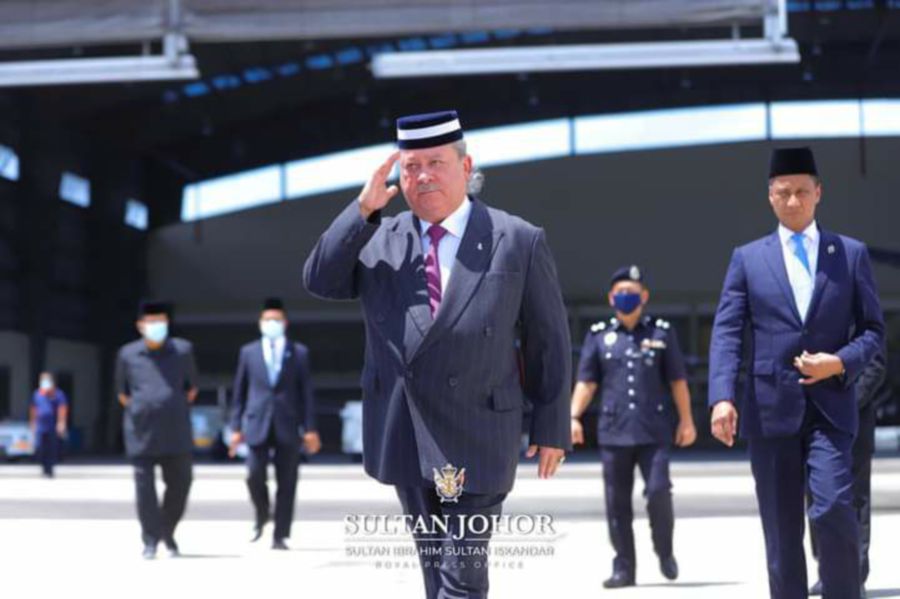 Sultan of Johor, Sultan Ibrahim Sultan Iskandar at the airport. -- Pix from oficial Facebook of Sultan Ibrahim Sultan Iskandar