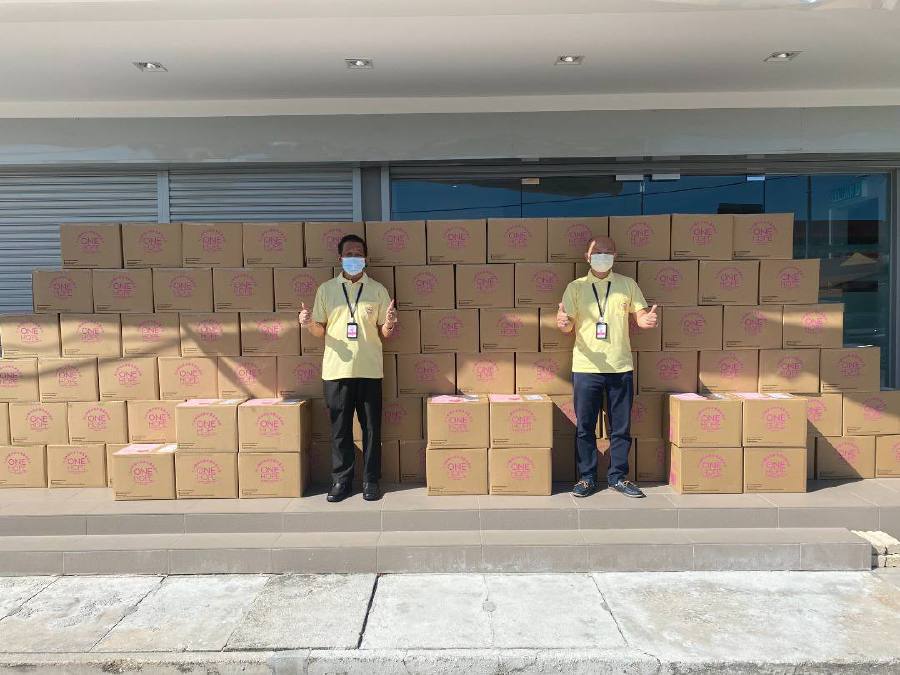 One Hope Charity chairman Datuk Chua Sui Hau (right) prepares 1,000 baskets of caring food packed in boxes to be sent to institute of higher learning (IPT) students from the B40 family. - Pic courtesy of One Hope Charity 