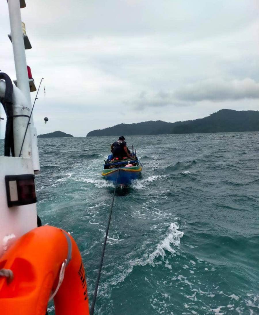 Maritime Enforcement Agency (MMEA) seized 200kg of fish believed to have been caught using underwater explosives near Pulau Gaya here. -- Pix courtesy of MMEA