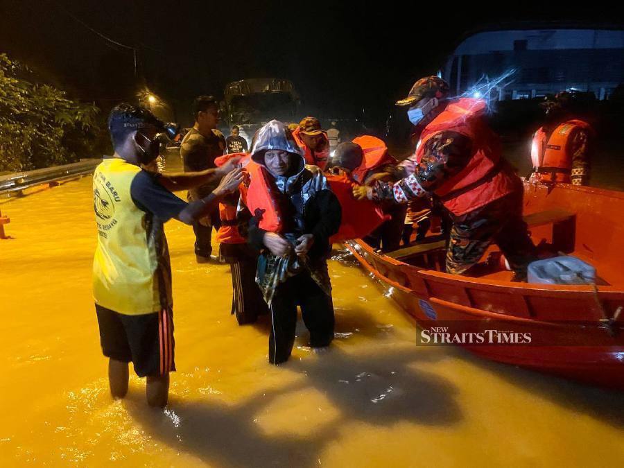State Disaster Management Committee secretariat, in updating the flood situation, said rescuers had been working round-the-clock to help victims to move to higher grounds and relief centres.- NSTP/GHAZALI KORI