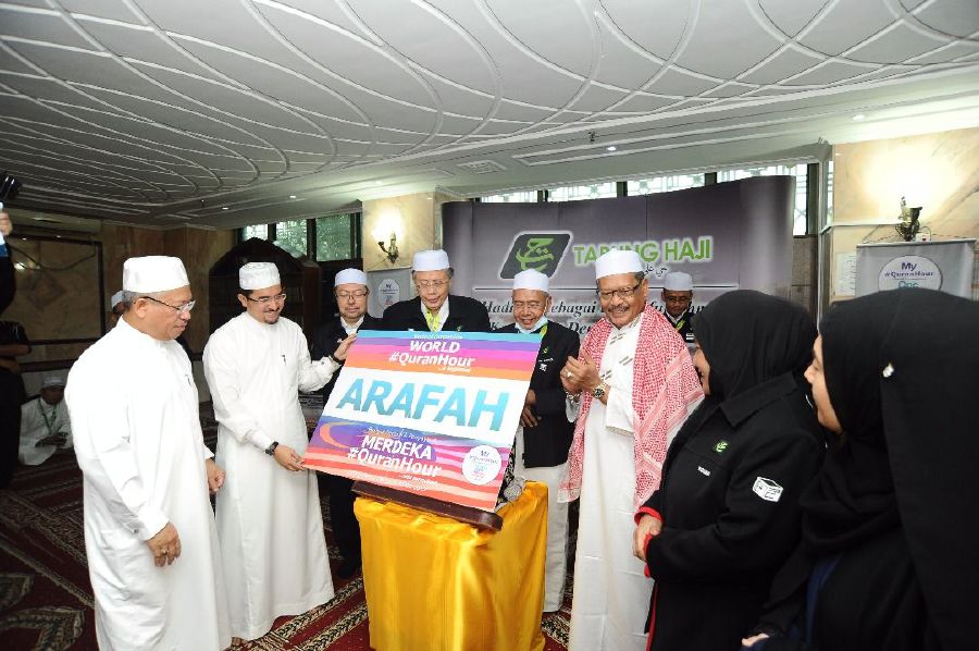 Deputy Minister in the prime minister's department Datuk Asyraf Wajdi Dusuki (2nd left), with TH CEO Datuk Seri Johan Abdullah and TH board members at the #QuranHour launch in Mecca on Sunday. Pic by NSTP/ courtesy of Tabung Haji