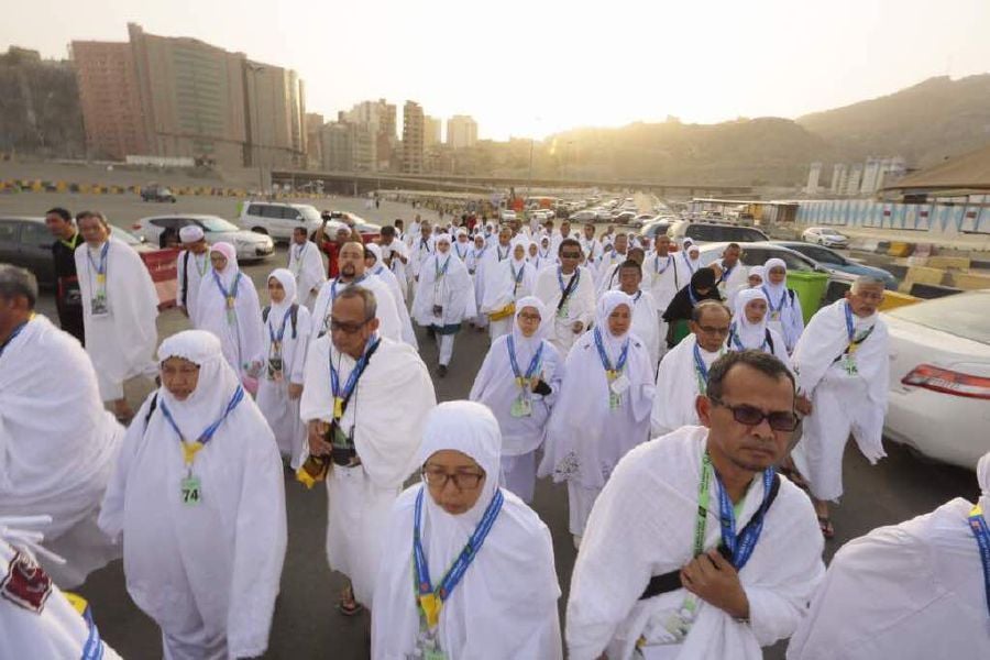 Clad only in their ihram (two pieces of white cotton cloths for men), pilgrims will spend their nights in tents (in Arafah and Mina) or under the open sky (in Muzdalifah), and their days in prayer and supplication. Pic by NSTP/ courtesy of Tabung Haji