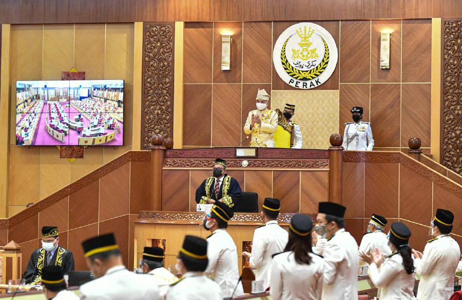 The nation’s frontliners today received a standing ovation from the Sultan of Perak, Sultan Nazrin Muizzuddin Shah and members of the state Legislative Assembly in appreciation for their tireless battle with Covid-19. - Pic courtesy of SUK/BERNAMA