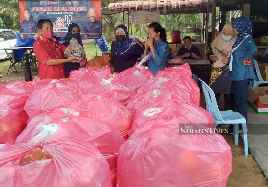 Food packs were distributed by volunteers at Kampung Sentosa Orang Asli in Bukit Kepong, Pagoh. - NSTP/Zainal Aziz