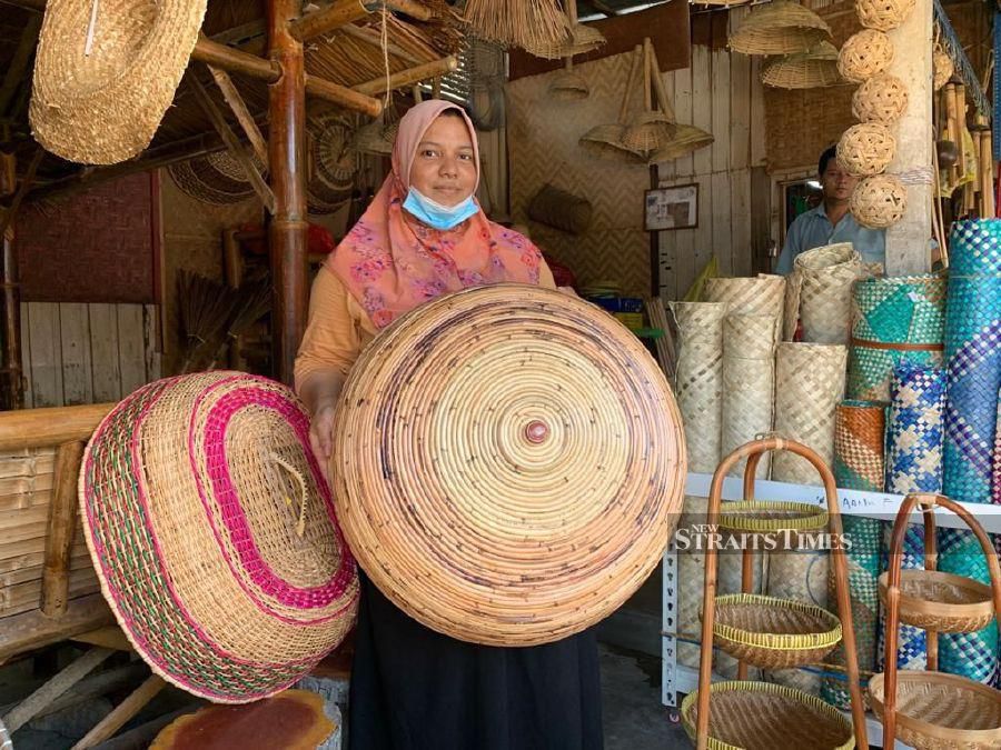 Rosazwana Mohd Abdul Aziz showing some of her handicraft products. -NSTP/Sharifah Mahsinah Abdullah