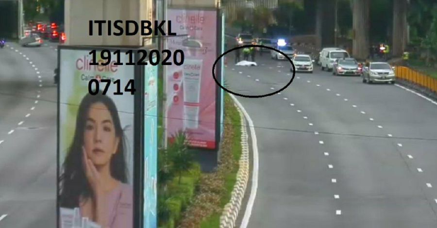 This image sourced from @ITIS_TRAFIK on Twitter shows police officers and a body along Jalan Bangsar. 