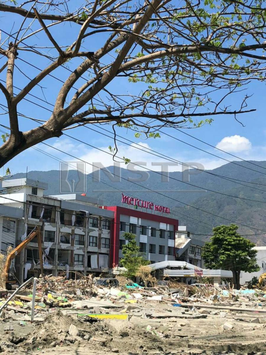 The five-storey hotel, which was a favourite among tourists due to its proximity to the Talise beach, sank into the ground when a tsunami wave crashed into it. Pic by NSTP