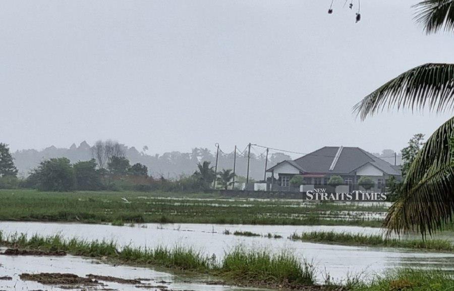 The Golok river was measured at 23.60m which is 0.10m above its danger level of 23.50m. - NSTP/Sharifah Mahsinah Abdullah