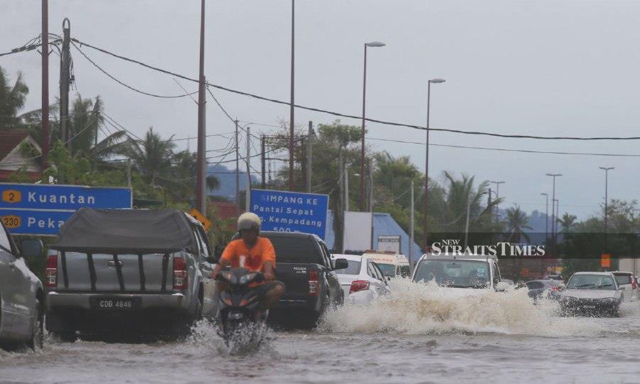 Several roads in the town centre were impassable to vehicles after floodwaters rose to about 0.5m while policemen were stationed to help alert motorists and divert traffic. - NSTP/FARIZUL HAFIZ AWANG