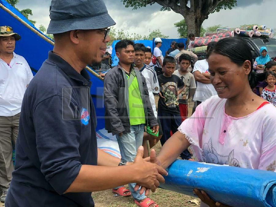 Temporary shelters at the mercy of the elements, which are easily torn to shreds as well as battles against swarms of fly’s and mosquitos on a daily basis are among the challenges faced by the survivors of the earthquake and tsunami in Sulawesi. Pic by NSTP
