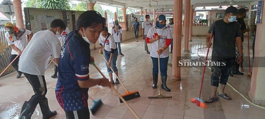 40 Prihatin Johor volunteers helping to clean up the Nurul Huda mosque in Puchong. - NSTP/ZAINAL AZIZ