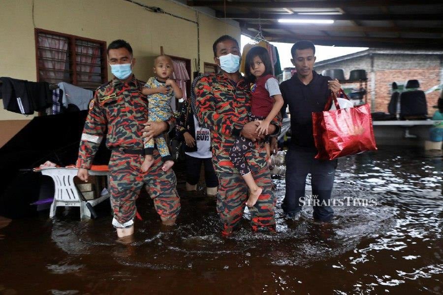 Three relief centres are sheltering 144 flood victims from 36 families and in Kuala Nerus, three relief centres are now occupied by 100 flood victims from 23 families. - NSTP/GHAZALI KORI