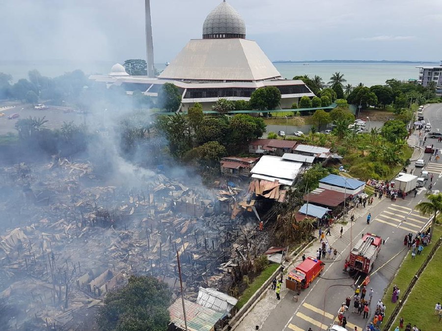 Hundreds of villagers ran to safety as fire engulfed 18 houses at Kampung Sim Sim here this afternoon. NSTP Pix by Awang Ali Omar.