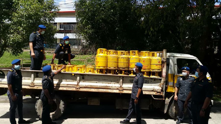 The authority yesterday seized 119 liquefied petroleum gas (LPG) cylinders and a lorry. -Pic courtesy of KPDNHEP