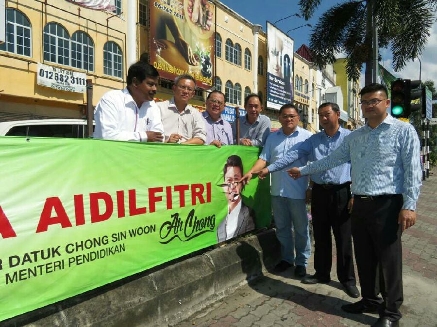 MCA Seremban chief Siow Koi Voon (third from left) with party leaders pointing at the defaced banner. Courtesy pix. 
