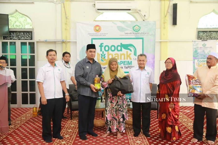 Muslim NGO Yayasan Pembangunan Ekonomi Islam Malaysia (YAPEIM) today gave out food assistance to 200 underprivileged individuals staying near mosques in 11 areas here.