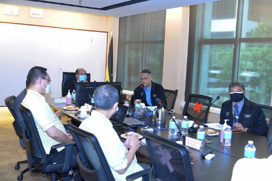 Deputy Chief Minister Datuk Amar Douglas Uggah attending a briefing conducted by Sarawak PWD director Datuk Ir. Zuraimi Sabki at the Infrastructure and Port Development Ministry in Kuching yesterday.- Pic courtesy of DCM Office