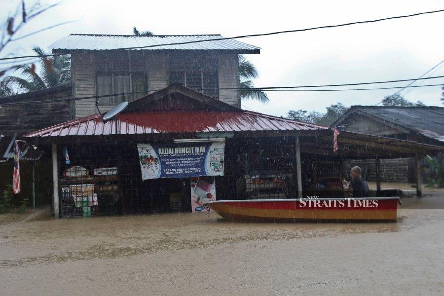 Up to 6,305 people from 1,663 families were evacuated from their inundated homes as flooding in Terengganu deteriorated overnight. - NSTP/GHAZALI KORI