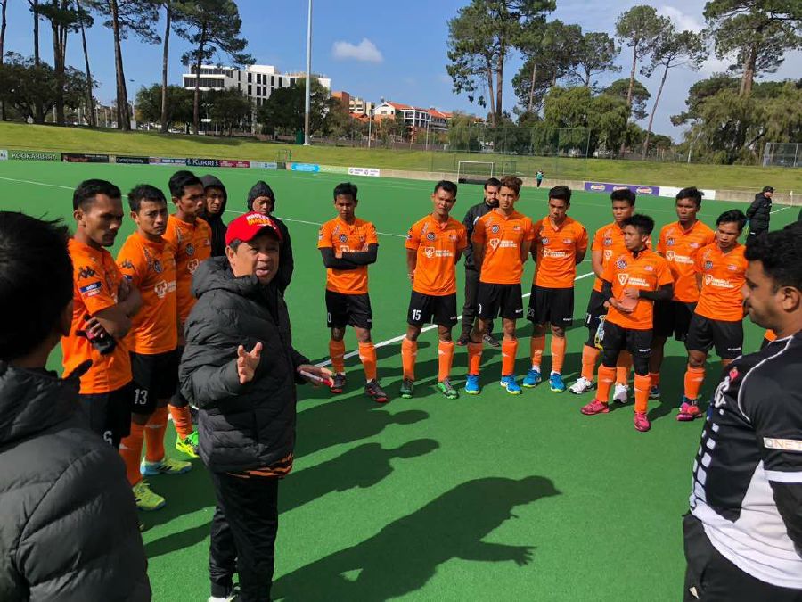 Malaysia coach Stephen Van Huizen (third from left) speaking to his players in Perth on Wednesday. 