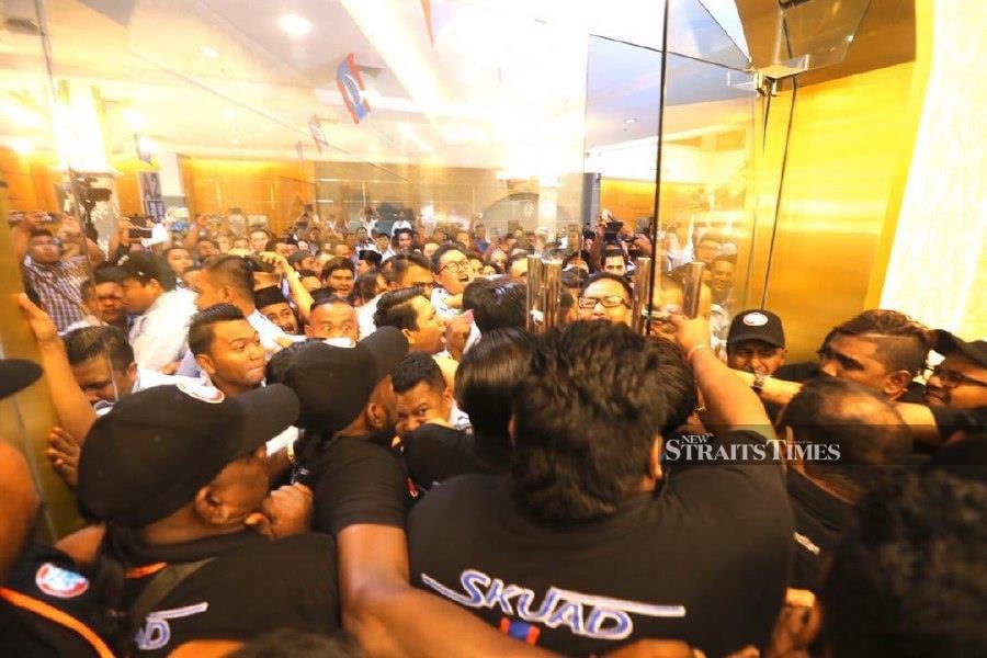 The commotion took place at the entrance of the hall at the Opening Ceremony of the National Congress of Justice (AMK) 2019 at the Malacca International Trade Center (MITC), Ayer Keroh. -NSTP / RASUL AZAD SAMAD