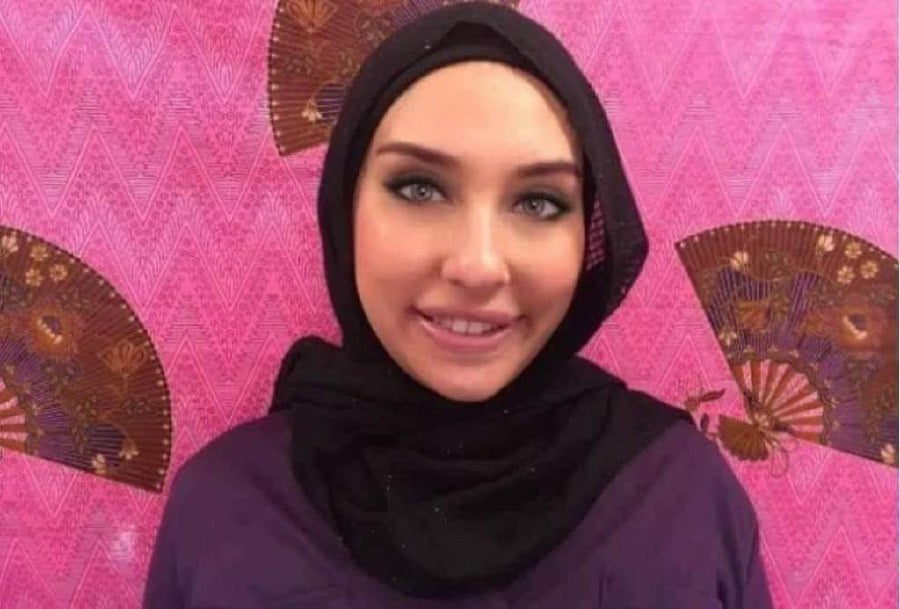 Showbiz Malaysians Artistes Good At Stealing Husbands Included Actress Zarina Anjoulie