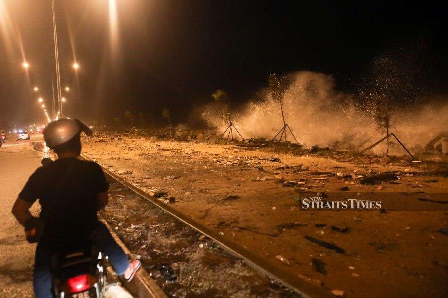 High tide and rough seas lashing coastal areas in Kuala Terengganu, Kuala Nerus and Dungun are eroding some stretches along the beach and depositing debris which have obstructed traffic flow. - NSTP/GHAZALI KORI
