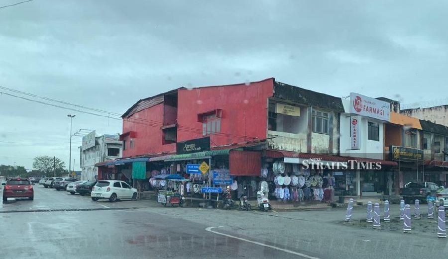 More than 70 traders operating at the popular duty-free zone here fear that another round of floods may permanently cripple their business.  - NSTP/ SHARIFAH MAHSINAH ABDULLAH