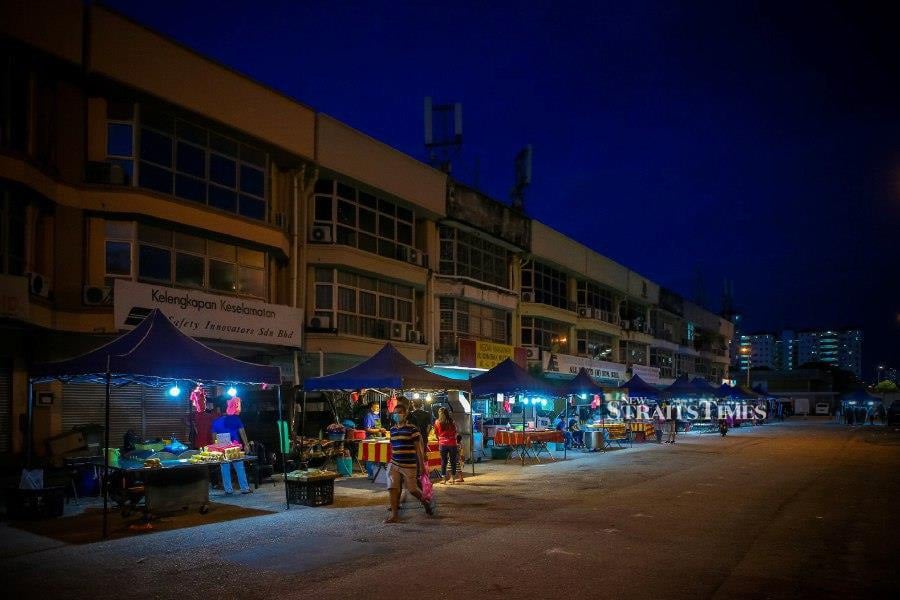Pasar malam traders in the city are taking the National Security Council (NSC) to task over its refusal to allow them to trade during the   Movement Control Order (MCO). - NSTP/ASYRAF HAMZAH