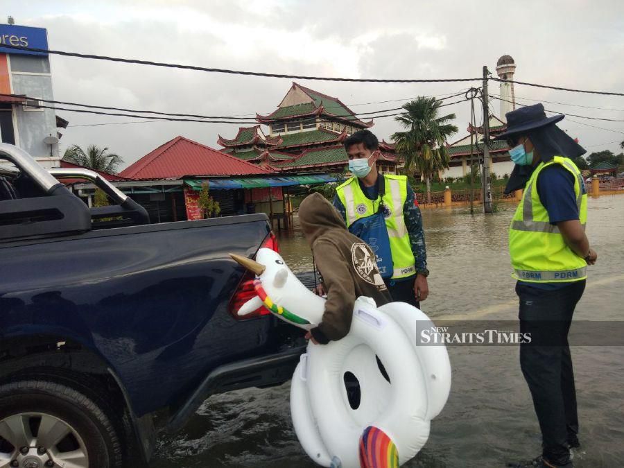 Compounds Issued For Playing In Floodwaters [nsttv] New Straits Times