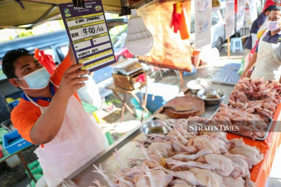 Poultry sellers claimed that cumulatively, there was a total of RM1.50 increase for the price of chicken per kilogramme at wet markets. -NSTP/ASYRAF HAMZAH